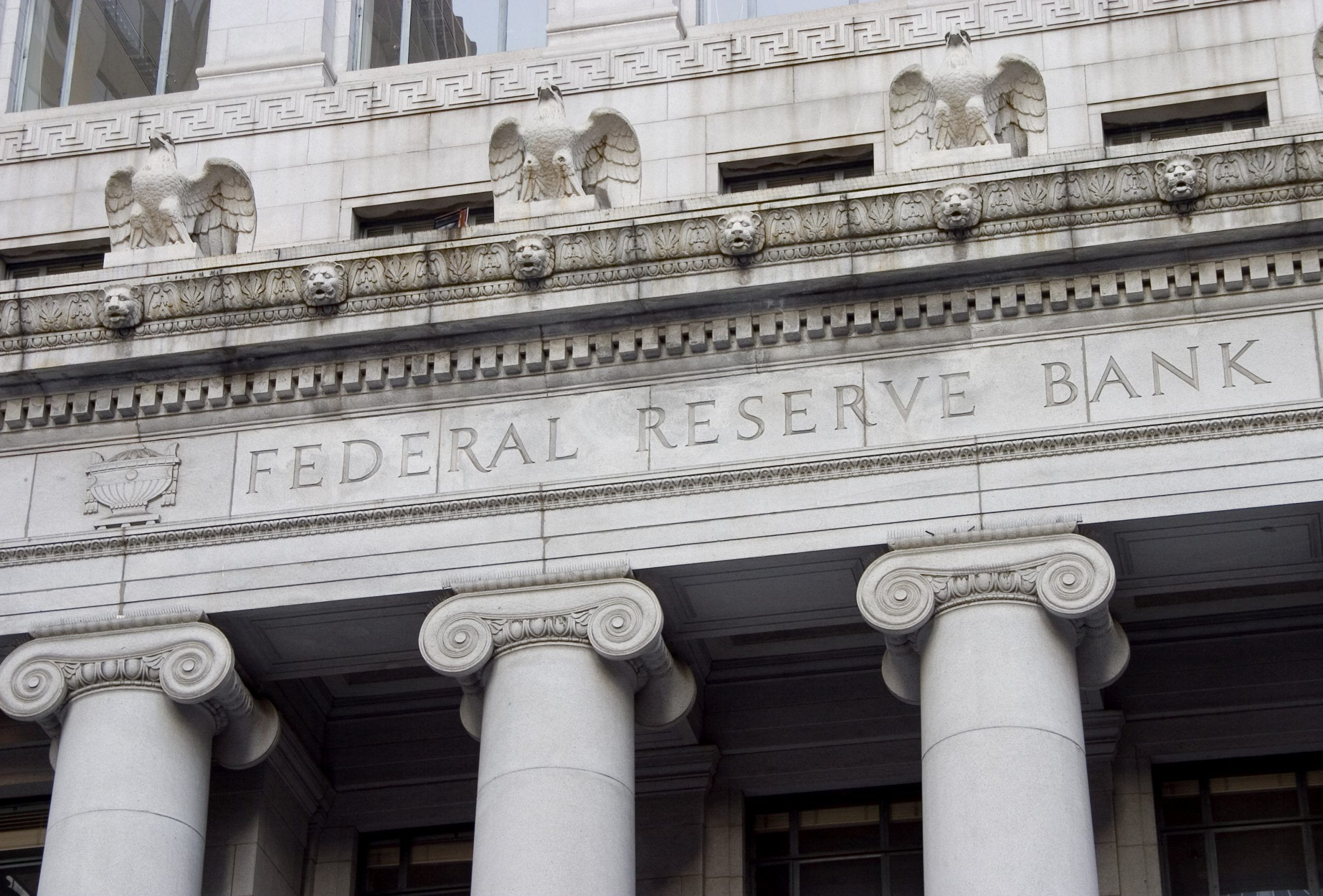 La encrucijada de la FED: ¿subir o moderar tasas ante ‘pánico’ bancario global?