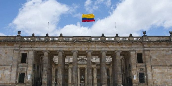 Senado aprueba ampliar cupo de endeudamiento de Colombia