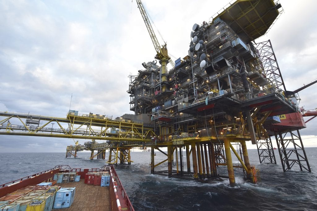 Preocupaciones por Irán y declaraciones del CEO de Total impulsan precios del petróleo
