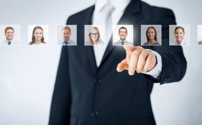 Cazatalentos. Foto: Modelo Curriculum. Cazatalentos para ocupar cargos de directivos reclutados por Duque