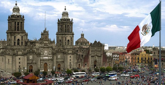 Fitch revisó la perspectiva de México a negativa por riesgos de administración entrante