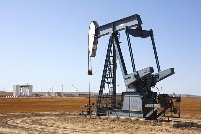 Fuerte caída del petróleo por creciente oferta y repunte del dólar