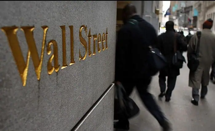 Fuerte caída de bolsa de Nueva York por temores sobre PIB global Bolsa de Nueva York en récord tras comentarios de la Fed sobre mantener tasas bajas; Colombia a la baja