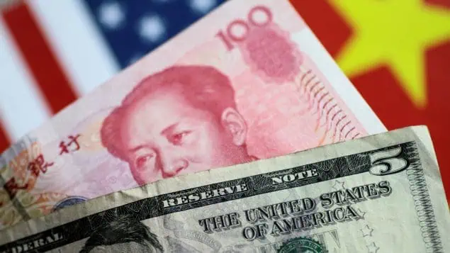 La moneda de China, yuan y el dólar en Estados Unidos.