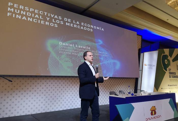 Advierten que alto endeudamiento global es el principal problema de la economía