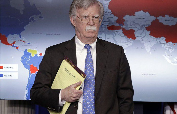 Trump deja abierta la puerta para intervenir militarmente a Venezuela y respaldar a Guiadó