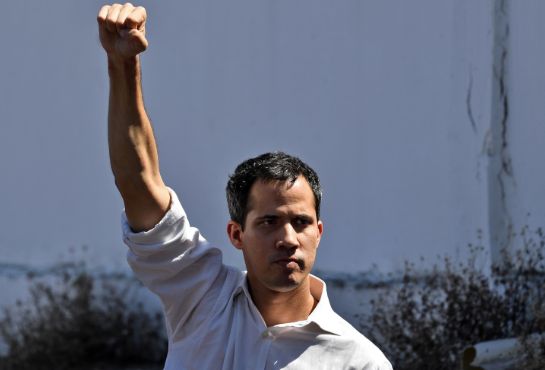 Guaidó juramentó como presidente encargado de Venezuela; Trump lo reconoció