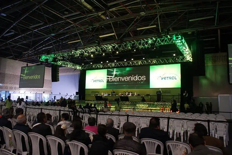 Tres comisionistas firman convenio para reducir cobros a accionistas de Ecopetrol Tres comisionistas firman convenio para reducir cobros a accionistas de Ecopetrol