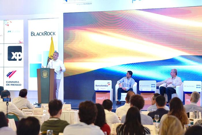 Duque plantea evitar la competencia entre regímenes público y privado en pensiones