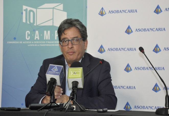 Carrasquilla confía en que modificaciones fiscales no afecten calificación soberana