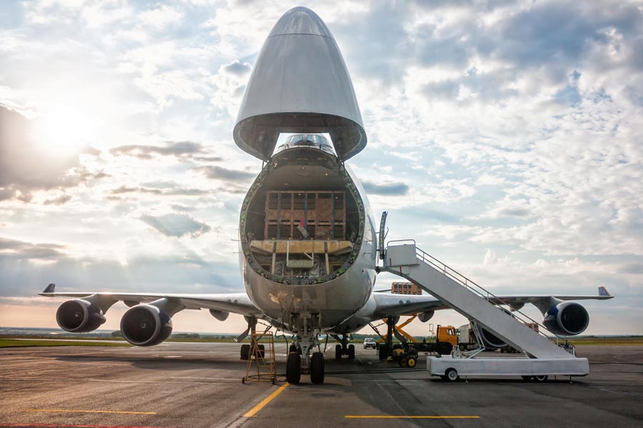 Transporte de carga aérea mundial se recuperó en octubre, aunque sigue en negativo