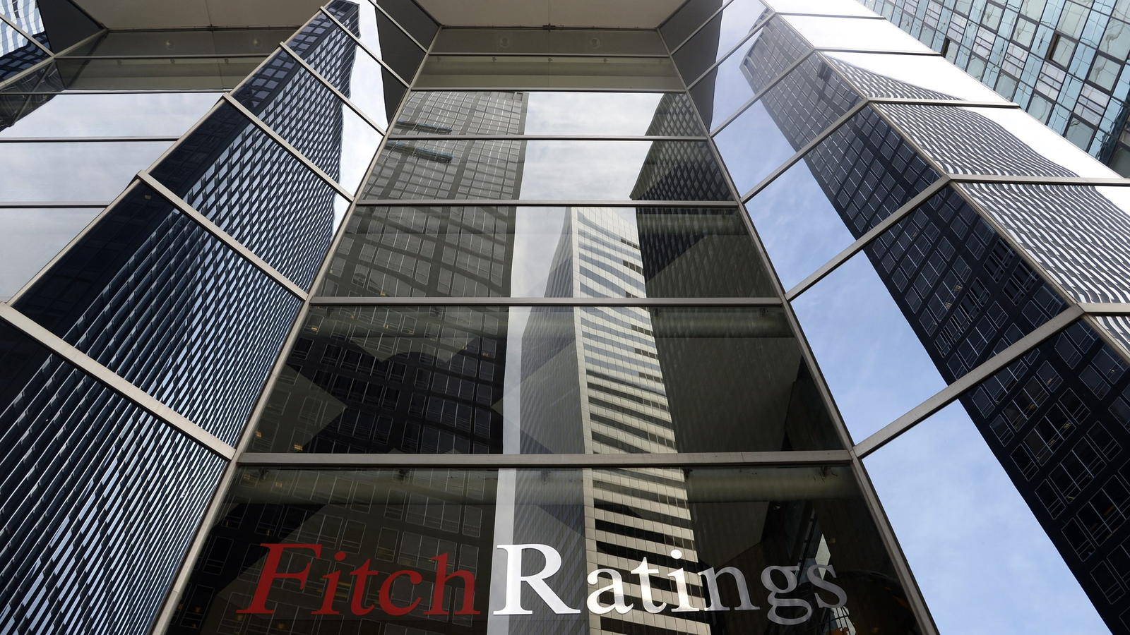 Fitch rebajó calificación de Colombia a BBB-; la perspectiva es negativa