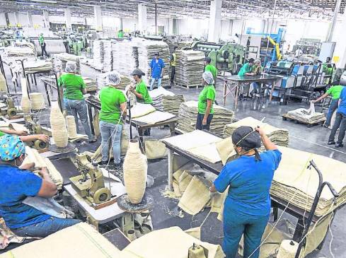 En marzo, producción industrial creció 3,2%; ventas del comercio aumentaron 5,3%