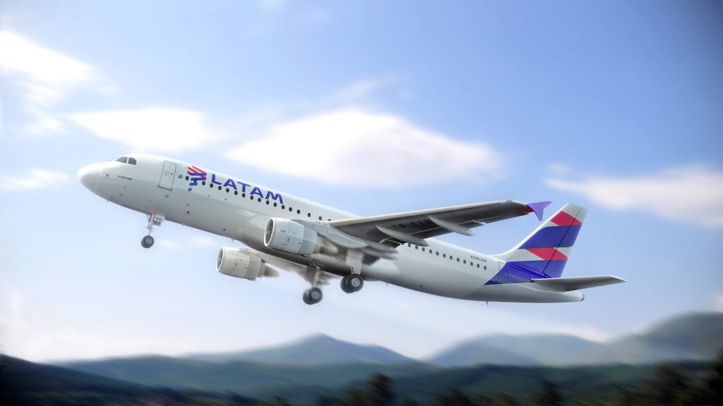 Latam suspendería algunos vuelos por alza de precios de petróleo