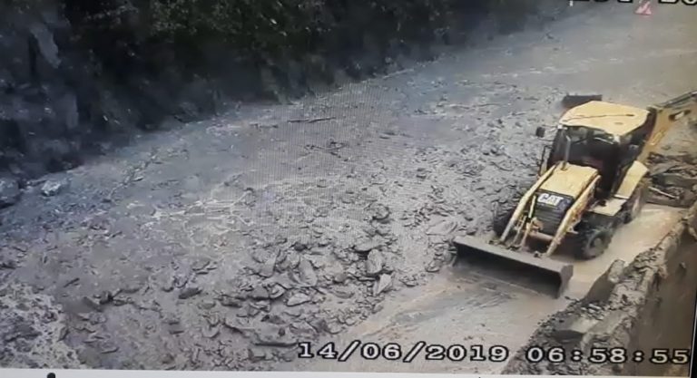 La vía Bogotá - Villavicencio fue cerrada indefinidamente; habilitan dos vías alternas y más vuelos La vía Bogotá - Villavicencio fue cerrada indefinidamente; habilitan dos vías alternas y más vuelos