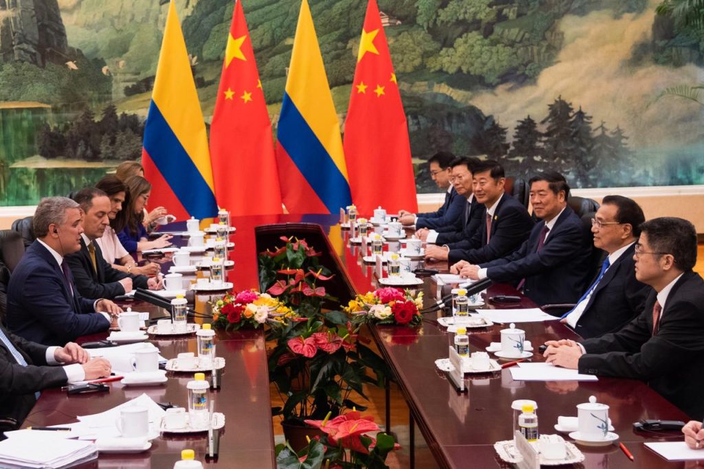 Colombia y China firman acuerdo para desarrollar infraestructura de transporte
