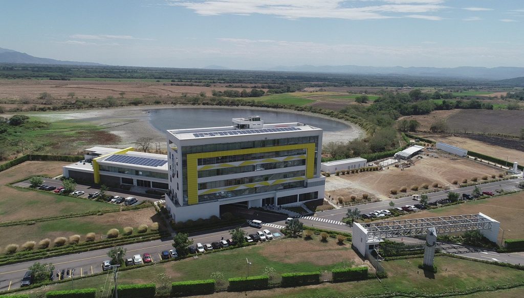 Celsia instala primer techo solar en clínica de Tolima y prepara más para la región