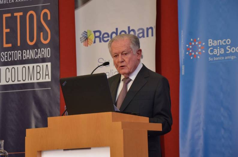 Sarmiento Angulo pide reforma laboral y reducir déficit de la cuenta corriente