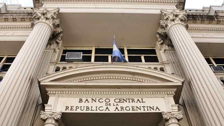 Banco Central de Argentina relajó controles de divisas para ayudar a importadores