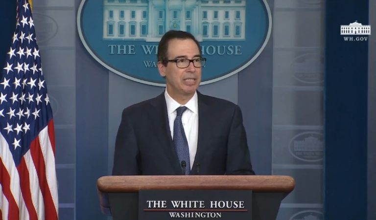 Pelosi hablaría con secretario de Tesoro Mnuchin sobre ayuda económica para EE. UU. por coronavirus