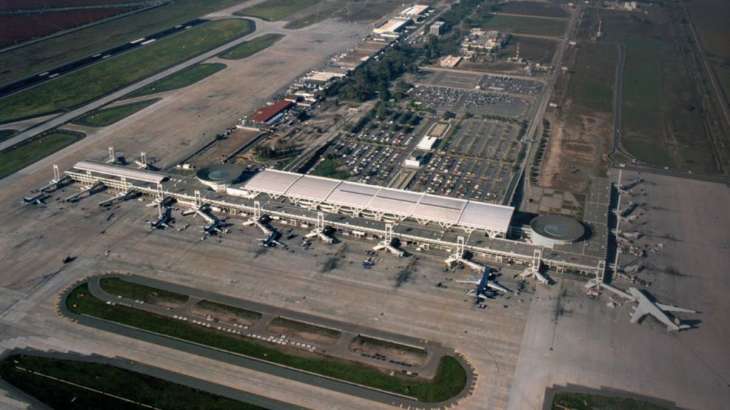 Tráfico aéreo internacional en Chile registró baja superior a 8% en octubre