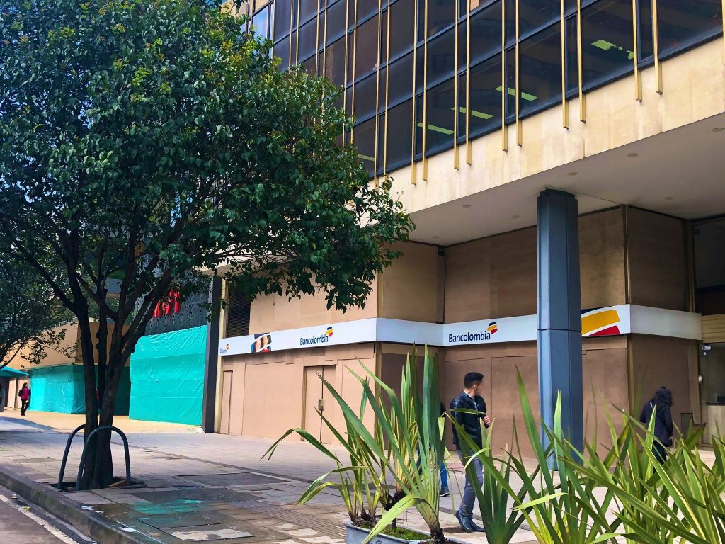 Entidades bancarias en Bogotá y Cali cierran ante continuación de protestas