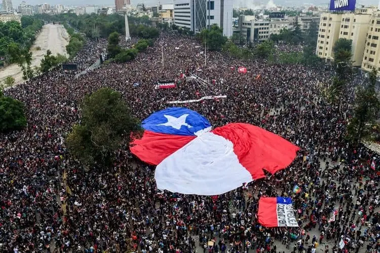 Efectos negativos por protestas sociales en Chile continuarán en los próximos meses: Credicorp Capital Efectos negativos por protestas sociales en Chile continuarán en los próximos meses: Credicorp Capital