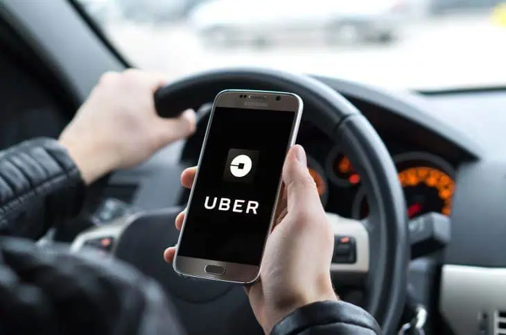 Conductores que trabajan con aplicaciones no tendrían multas ni inmovilizaciones por esta razón Uber reinicia operaciones en Bogotá con servicio Uber Essential