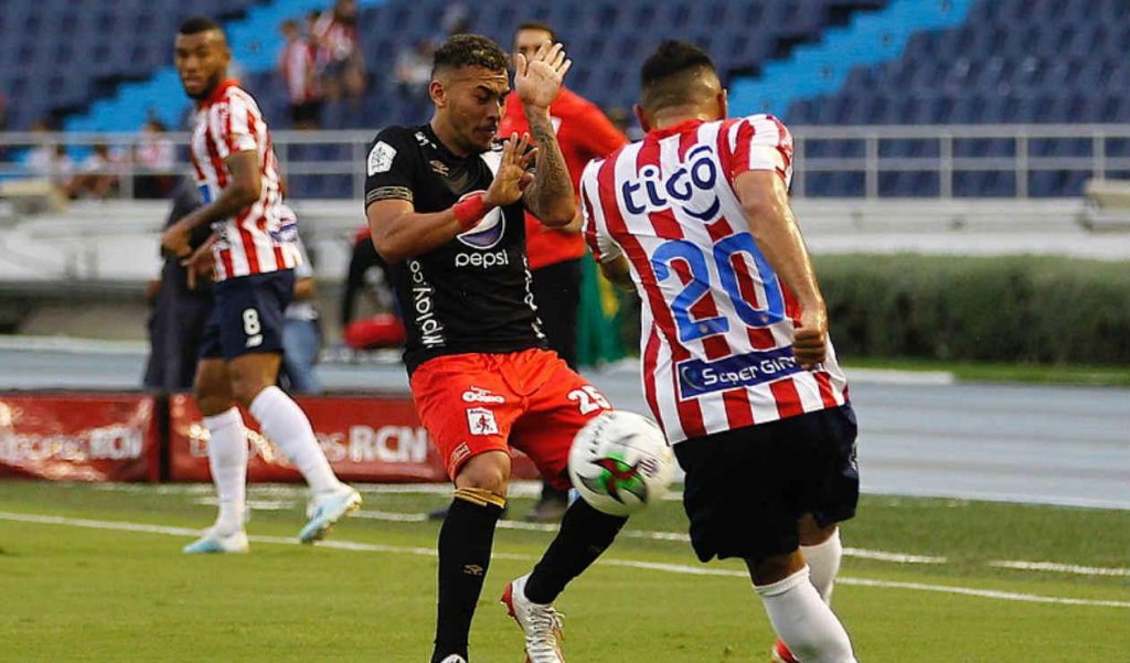 La moñona publicitaria de Supergiros con el patrocinio de los equipos en la final del fútbol