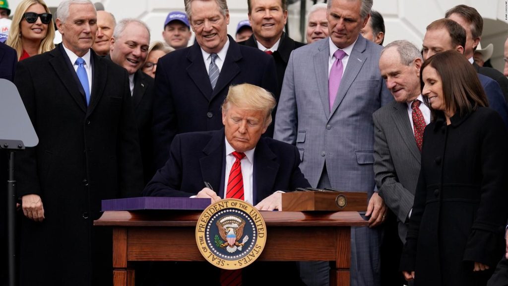 Donald Trump firmó el nuevo tratado de comercio con México y Canadá
