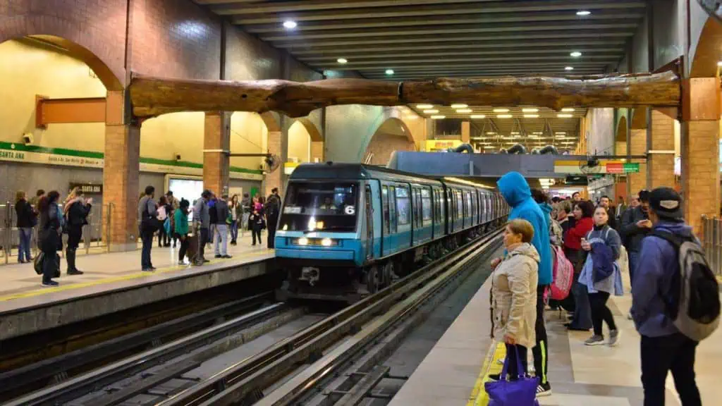 Pasajeros trasladados por Metro en Chile bajaron más de un 40% en noviembre Pasajeros trasladados por Metro en Chile bajaron más de un 40% en noviembre