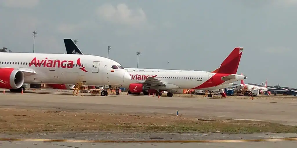 Avianca anuncia licencias y retiros a empleados por crisis de coronavirus Gobierno de Colombia aprobó crédito a Avianca por US$ 370 millones