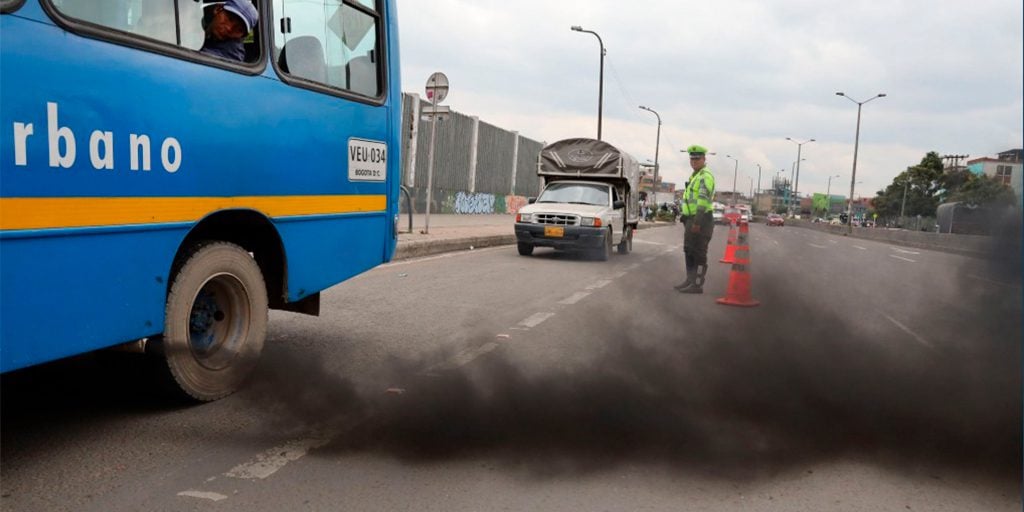 Bogotá impone restricciones al tráfico vehicular por mala calidad del aire