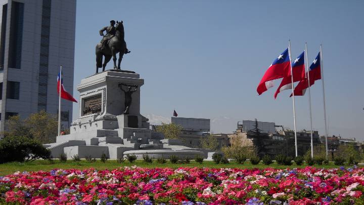 Actividad económica en Chile se contraería hasta 4 % en marzo, según indicadores