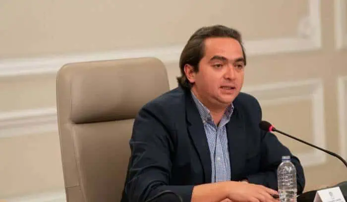 Empresas y trabajadores deberán pagar aportes a pensiones tras fallo de Corte en Colombia Juan Alberto Londoño, viceministro General de Hacienda