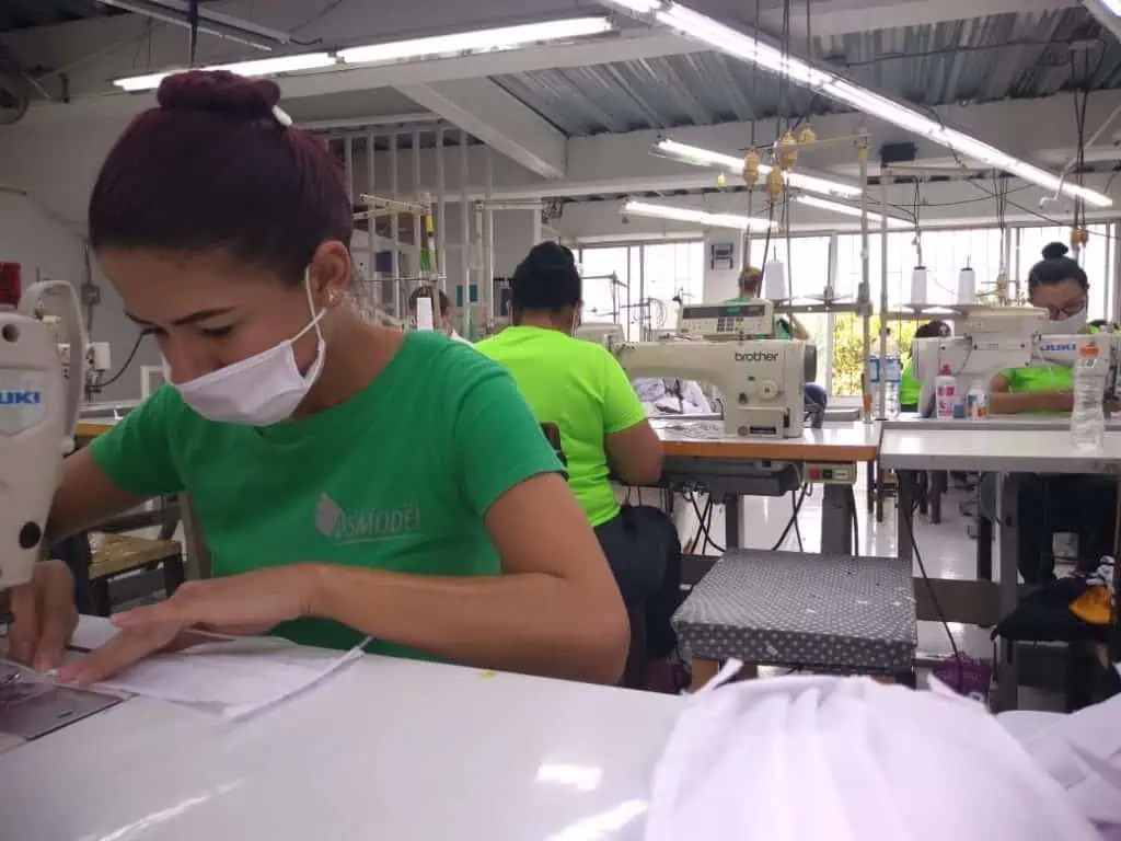 Grupo Éxito impulsa fabricación de mascarillas para preservar 3.000 empleos del sector textil Grupo Éxito impulsa fabricación de mascarillas para preservar 3.000 empleos del sector textil