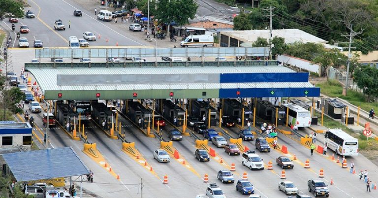 Invías cerró de manera indefinida vía Medellín - Bogotá tras derrumbes Peajes Colombia