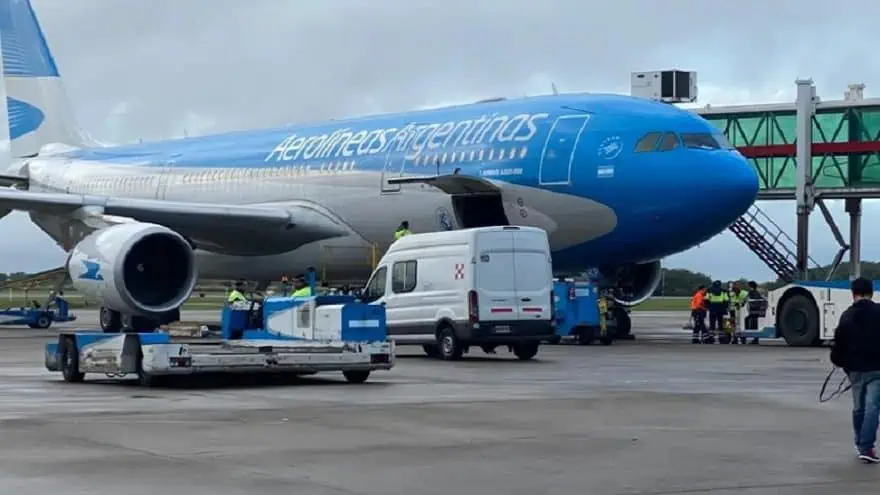 Aerolíneas Argentinas suspenderá por dos meses a 7.500 de sus 12.000 empleados; su rescate cuesta US$880 millones Aerolíneas Argentinas suspenderá por dos meses a 7.500 de sus 12.000 empleados; su rescate cuesta US$880 millones