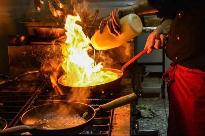 El 60 % de restaurantes en Colombia cerraría si no hay pronta reactivación Colombia lanza protocolo de servicio de comida para llevar en restaurantes