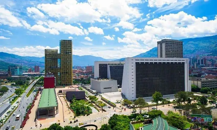 Antioquia declara alerta roja por alta ocupación de UCI; se prepara para cierre total en varias zonas Medellín y Valle de Aburrá reabrirán sectores económicos desde el 31 de agosto: inician restaurantes