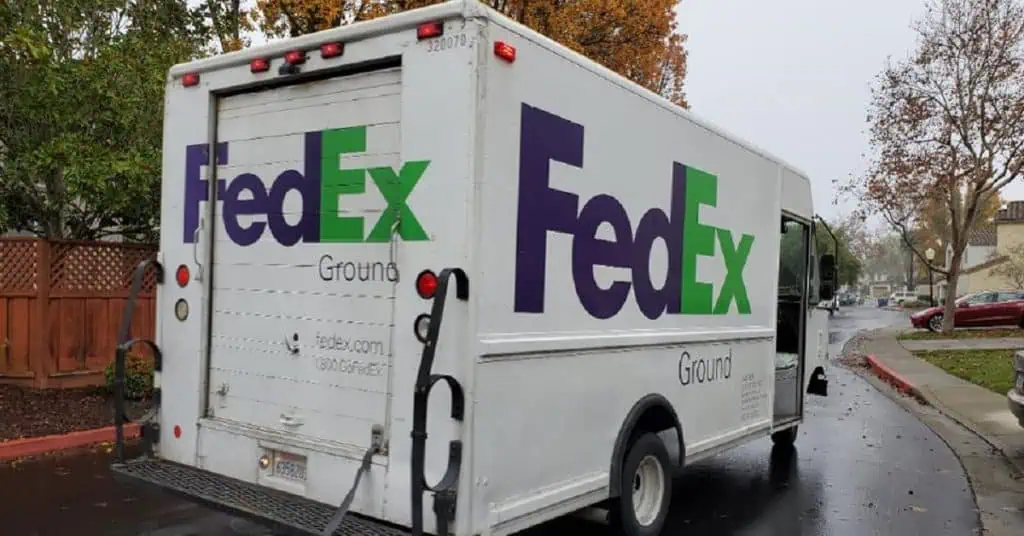 Entrega autónoma reducirá costo de entrega de paquetes residenciales FedEx (Foto Getty)
