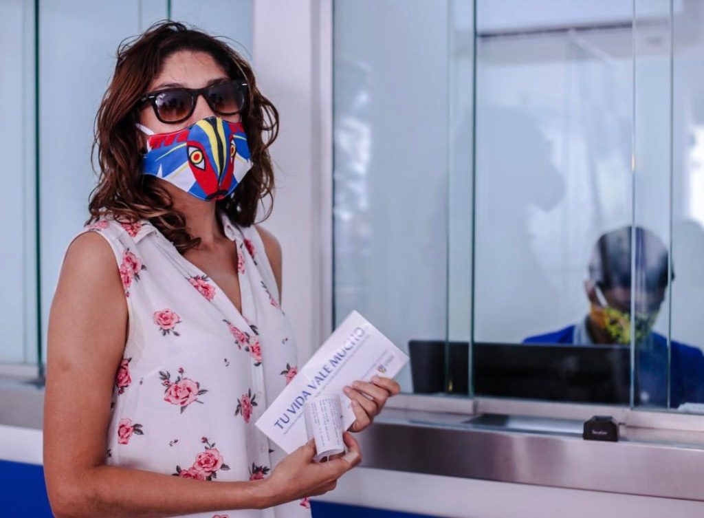 Supergiros entrega subsidios con tapabocas ‘carnavaleros’