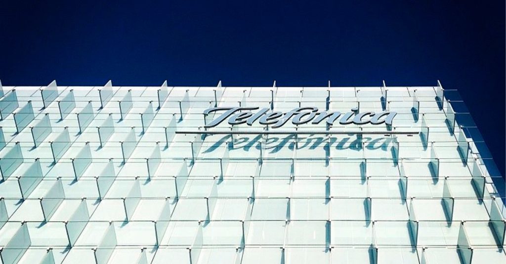 Telefónica pisa el acelerador para vender su filial en Chile