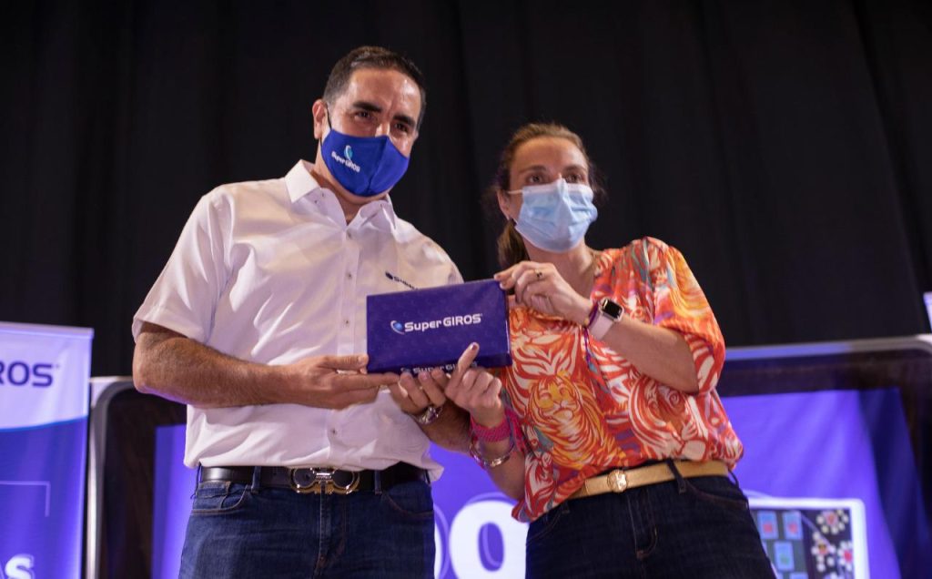 Supergiros entrega 500 tabletas para conectar a estudiantes de Colombia con las nuevas tecnologías