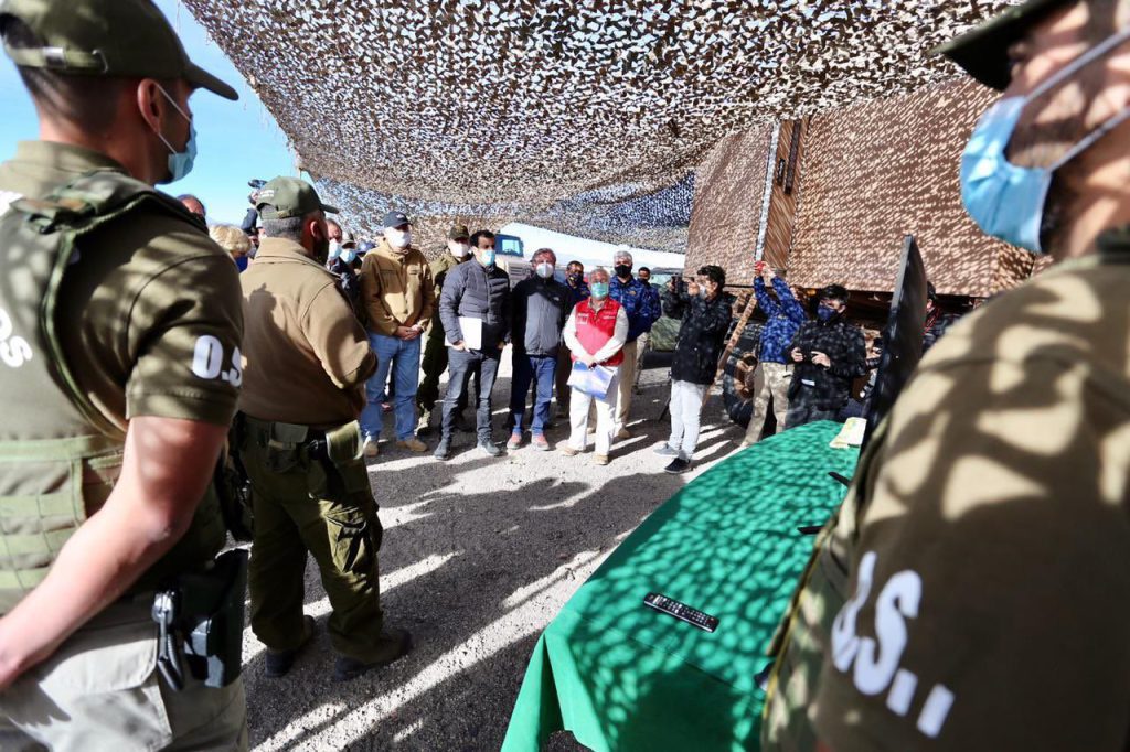 Chile expulsa migrantes y vigila fronteras con carabineros