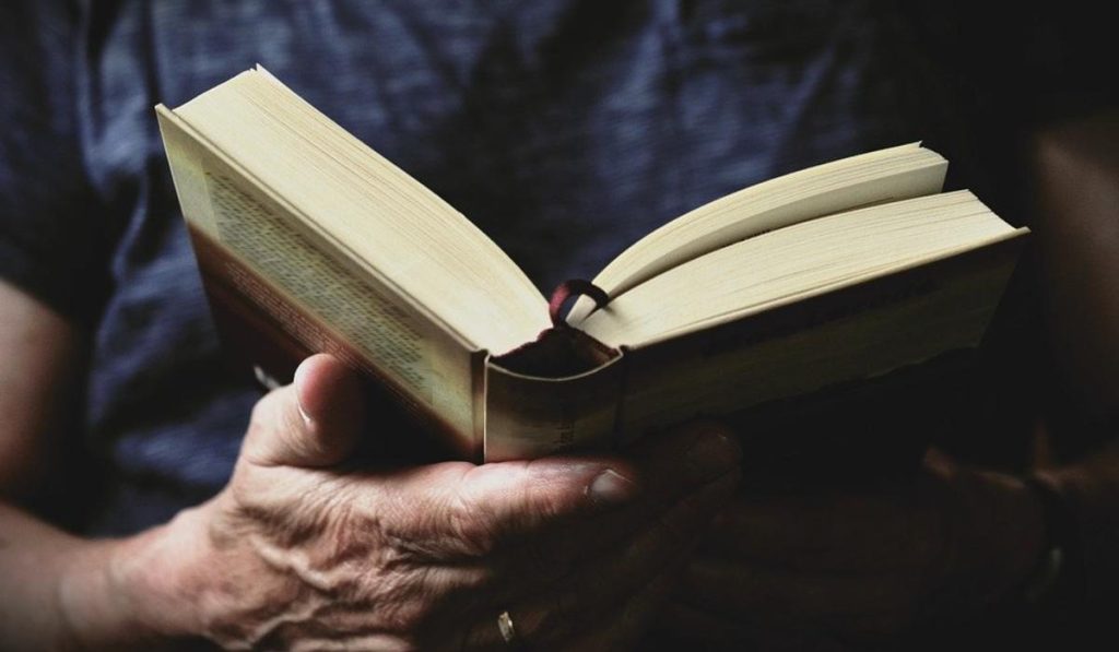 Día del Idioma: los libros que recomiendan leer Bill Gates y Warren Buffet