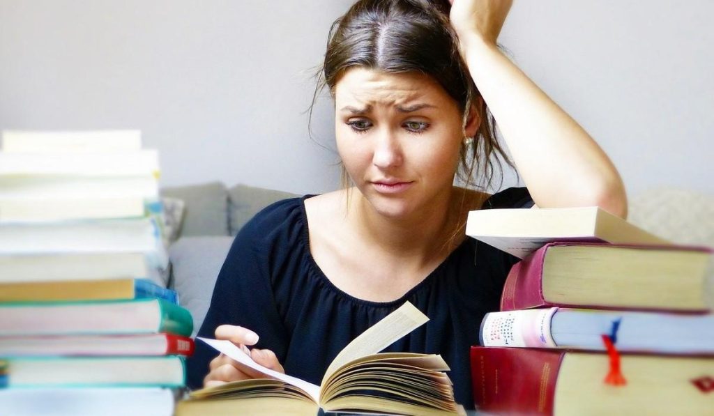 ¿Por qué si es joven, soltero y gana un salario mínimo se endeuda más?