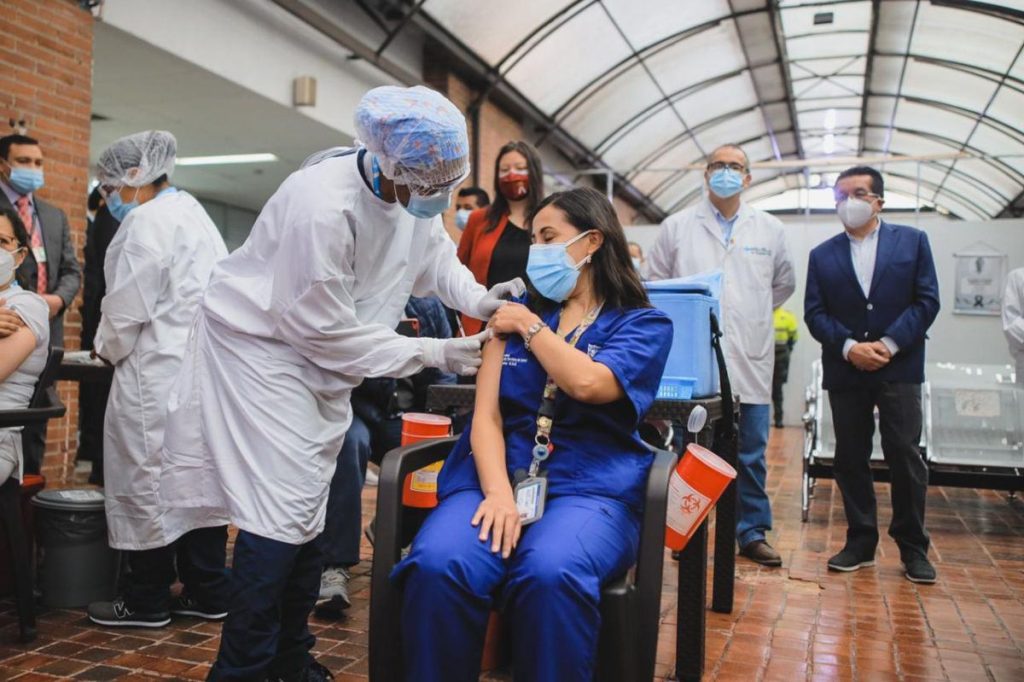 ¿Cómo está la relación entre las EPS y los hospitales en Colombia?
