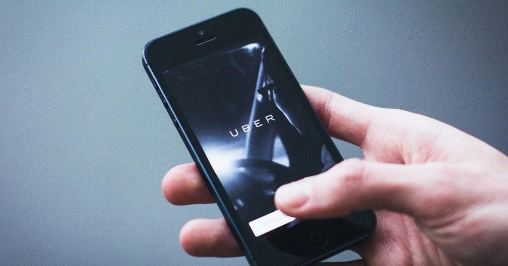 Fedesarrollo: así se formaliza a trabajadores de plataformas digitales de movilidad y domicilios en Colombia