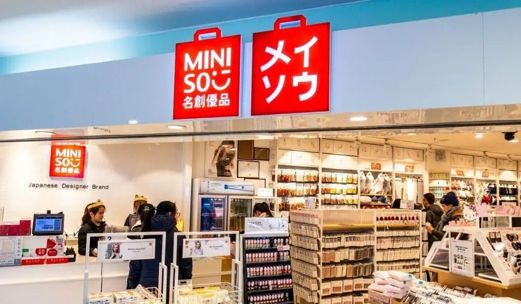 SIC pide a Dollarcity, Miniso y Yoi claridad en precios y artículos en español Miniso en Colombia